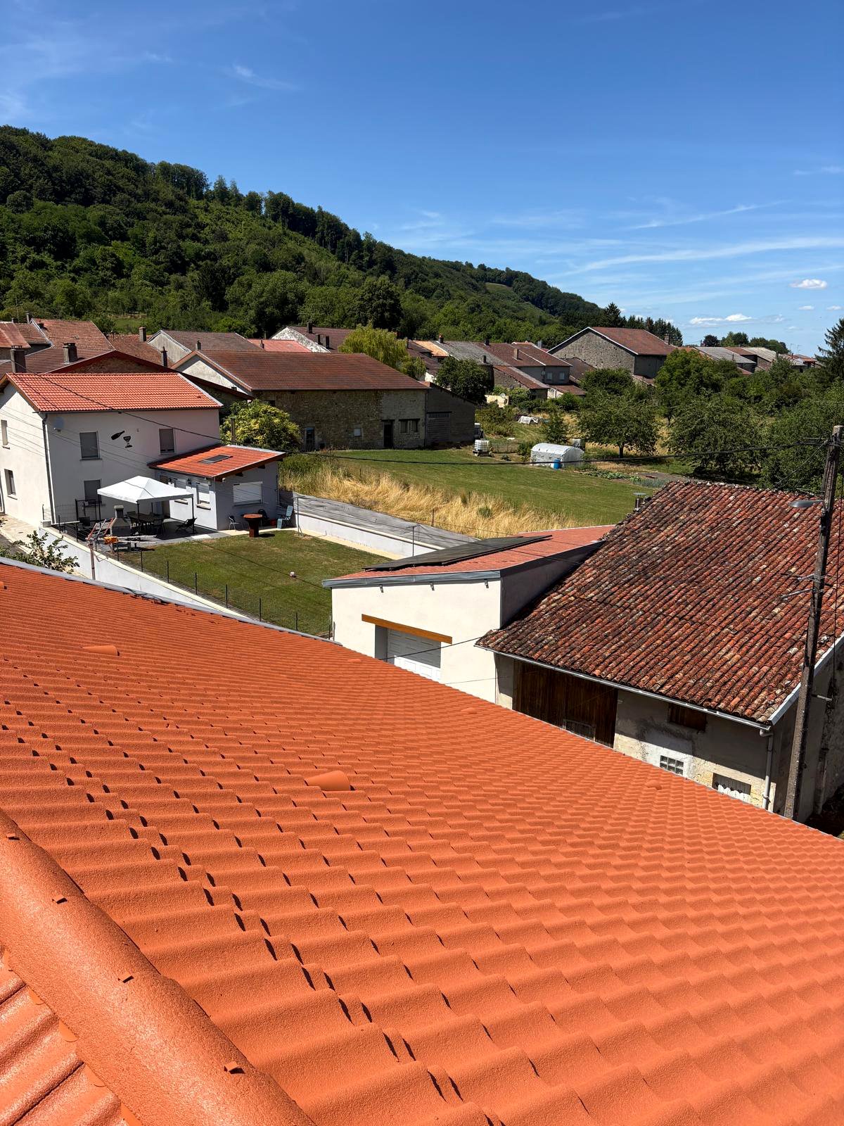 Nettoyage et pose d'un hydrofuge coloré sur une toiture à Metz par Calmel Couverture