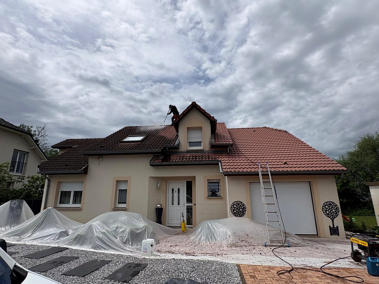 Nettoyage haute pression et thermique d'une toiture avant hydrofuge, secteur Moselle, par Calmel Couverture