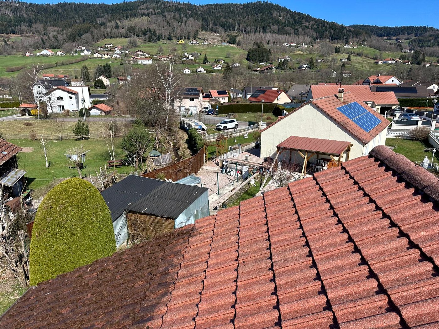 Avant / après d'un démoussage de toiture réalisé par Calmel Couverture