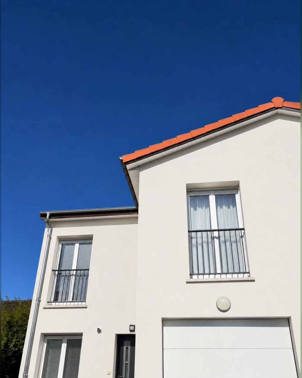 Façade rénovée par Calmel Couverture, avec zinguerie et toiture soignées