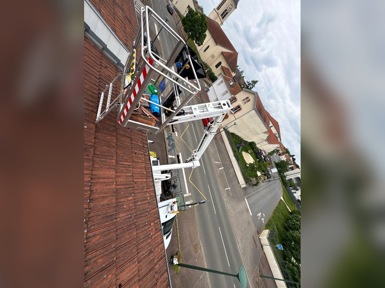 Intervention de recherche de fuite en urgence avec nacelle par Calmel Couverture